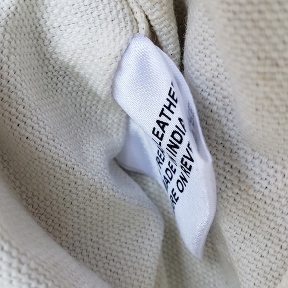 Raj Bag‎ Embroidered Chain

V Messenger
. - Picture 13 of 13